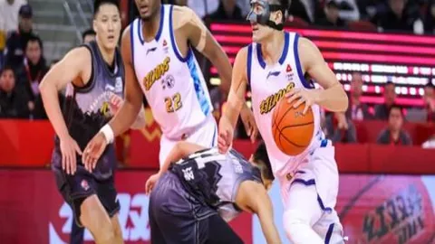 安切洛蒂执教皇马200场西甲里程碑，赛后获赠纪念战袍